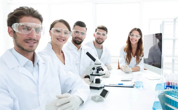 Scienziato maschio e la squadra in laboratorio . — Foto Stock