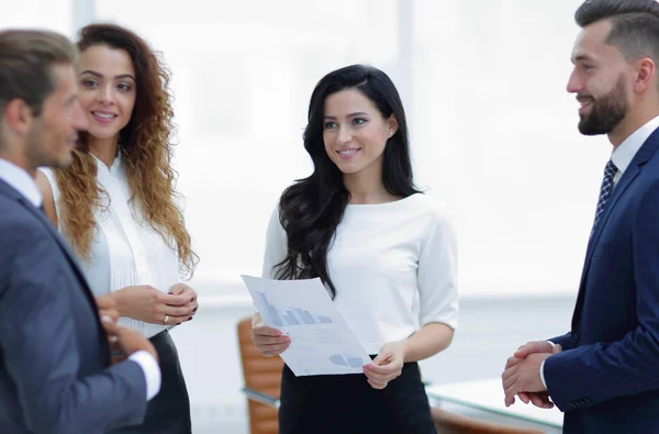 Equipo de negocios discutiendo un gráfico financiero — Foto de Stock