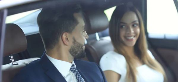 Jovem equipe de negócios trabalhando juntos no carro — Fotografia de Stock