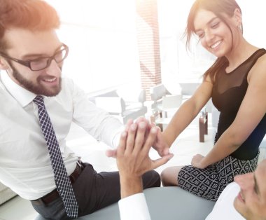 iş ekip üyeleri birbirlerine yüksek bir beşlik