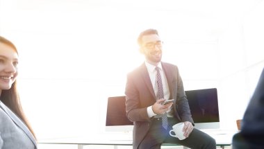 Aletleri kullanan işçiler, çalışma molası.