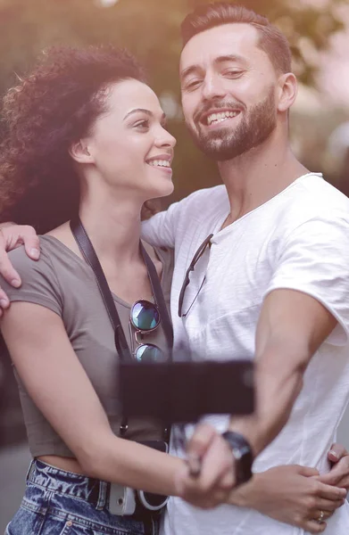 Boldog utazótáska pár, így selfie, romantikus hangulat. — Stock Fotó