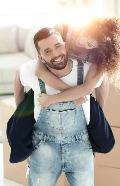 Portret van een paar in liefde in een nieuwe lege appartement. — Stockfoto