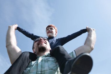 mutlu baba onun omuzlarında küçük bir oğlu var.