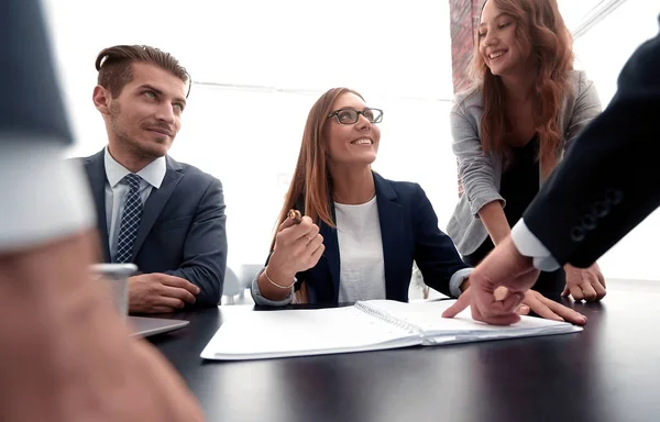 Empresarios discuten el plan de trabajo —  Fotos de Stock