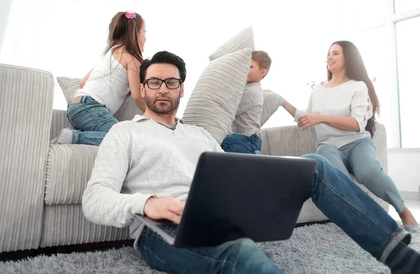 Close up.a homem de sucesso trabalhando em um laptop em sua casa — Fotografia de Stock