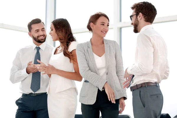Young employees talk in the office — Stock Photo, Image