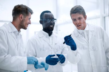 gelecek vaat eden bilim adamı notlar tahtada yapar.