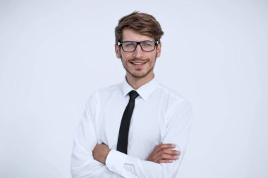 Gülümseyen işadamı ofisinde duruyor.
