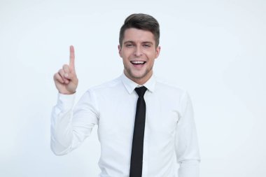 Adam yukarı işaret gülümseyen ve kameraya bakıyor