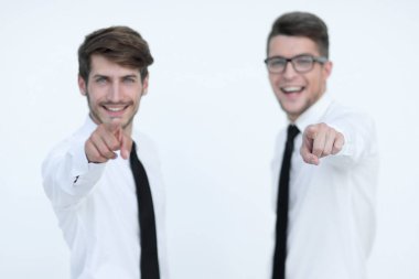 Gülümseyerek onu parmakla mans