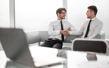 dizüstü bilgisayar masada.