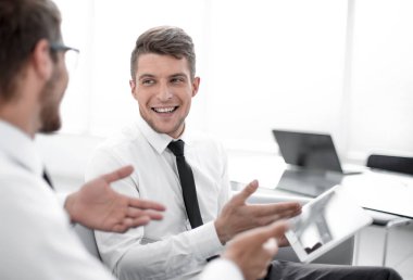 Takım iki işadamlarından tablet kullanarak yeni proje tartışıyor ve 