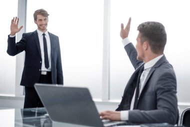 işadamı meslektaşım selamlıyor