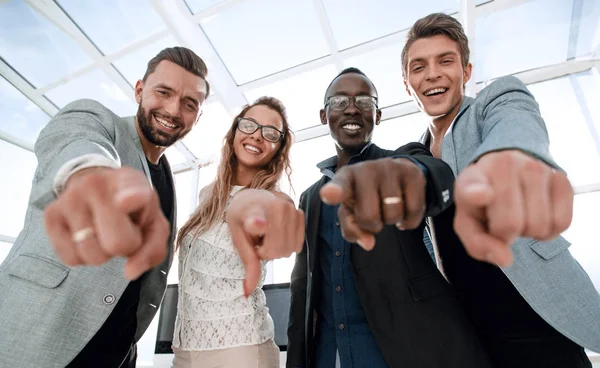 Multinationales Unternehmensteam zeigt mit dem Finger auf Sie — Stockfoto