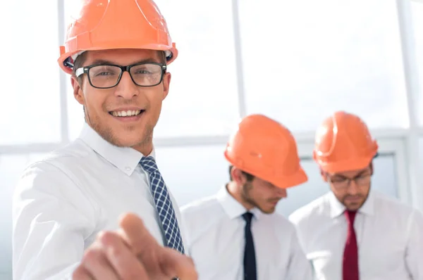 Close up.sorrindo arquiteto empresário mostrando a você — Fotografia de Stock