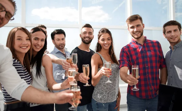 Up.celebrating business team sluiten — Stockfoto