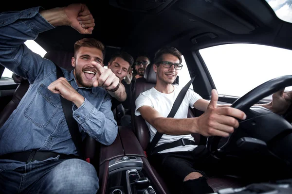 Fechar up.happy amigos falando no carro. — Fotografia de Stock