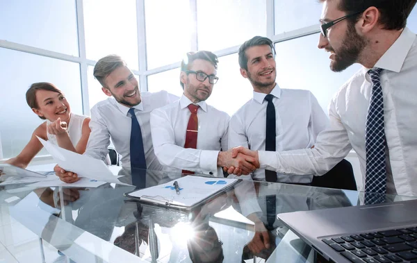 Aperto de mão dos parceiros financeiros na reunião de trabalho — Fotografia de Stock