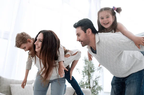 Padres felices juegan con los niños en casa . — Foto de Stock