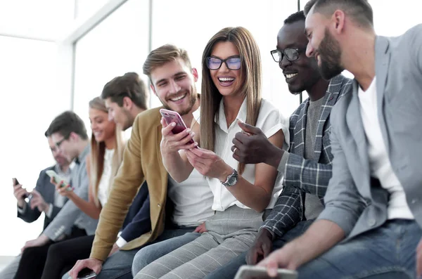 Akıllı telefonları olan bir grup genç. — Stok fotoğraf