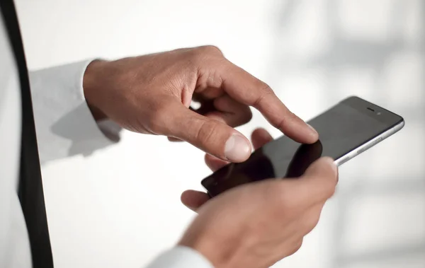 Primer plano del teléfono en las manos — Foto de Stock