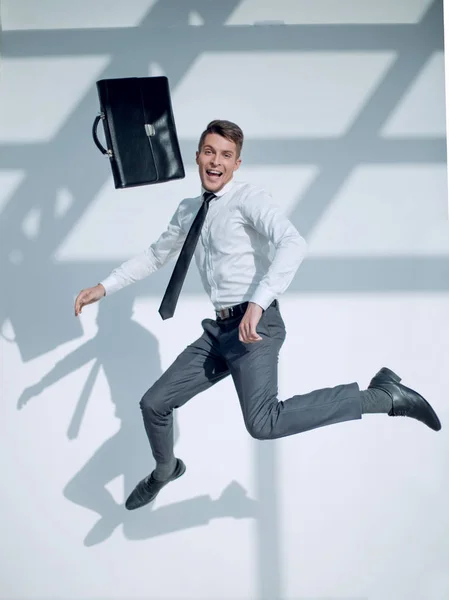 Hombre de negocios saltando en el aire con una gran sonrisa en la cara — Foto de Stock