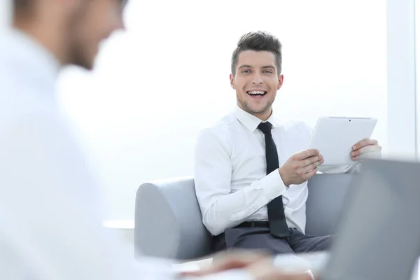 Jovem empresário em formalwear digitação no laptop — Fotografia de Stock