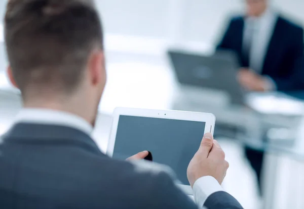 Hombre de negocios en traje en la oficina moderna usando tableta — Foto de Stock