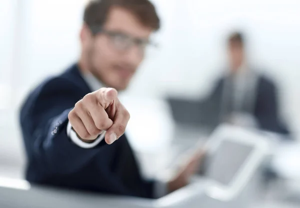 Hombre de negocios señalando con el dedo a la cámara — Foto de Stock