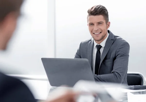 Due uomini d'affari al lavoro in ufficio — Foto Stock