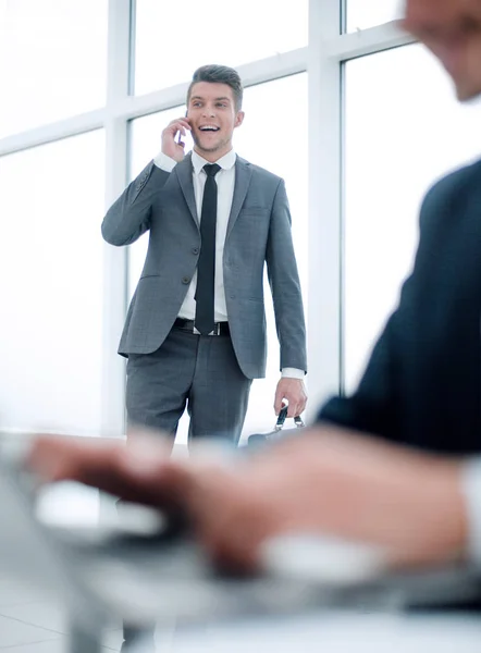 Primer plano del lugar de trabajo en la oficina moderna con gente de negocios behi — Foto de Stock