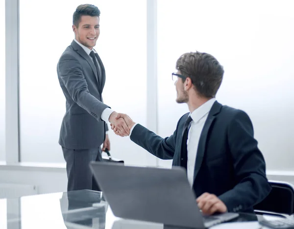 Youhg business people shaking hands. — Stock Photo, Image