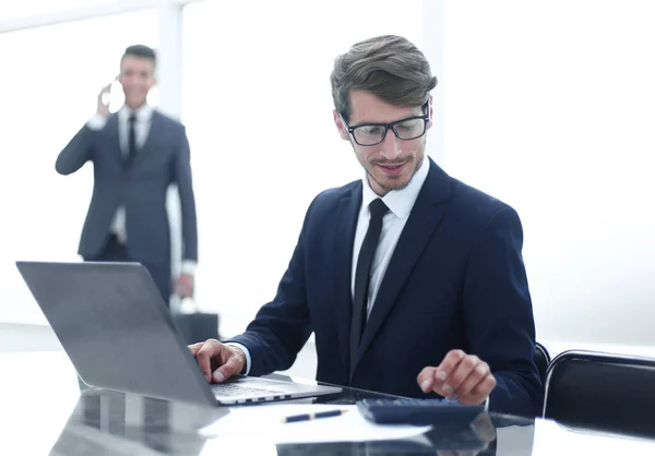 Dos hombres de negocios en la oficina con dispositivos —  Fotos de Stock