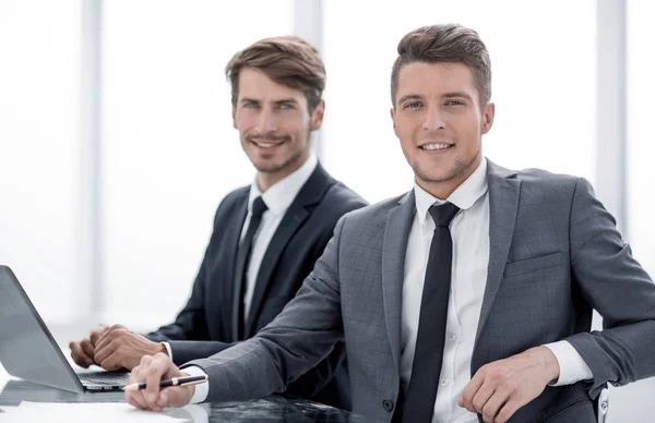 Hommes d'affaires au bureau — Photo