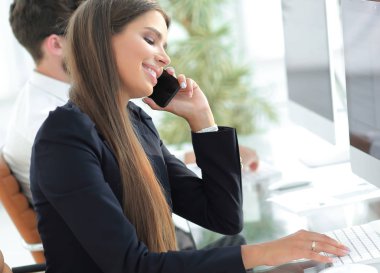 iş kadını bilgisayar verilerini tartışıyor