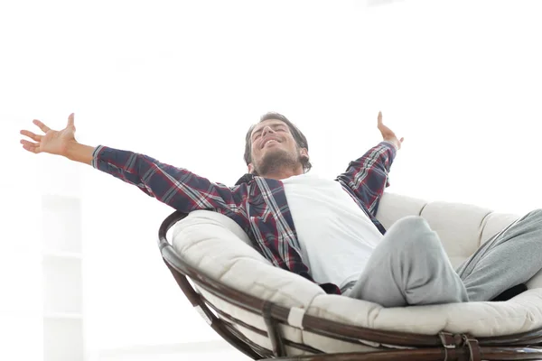 Stijlvolle man die zich uitstrekt in een comfortabele stoel — Stockfoto