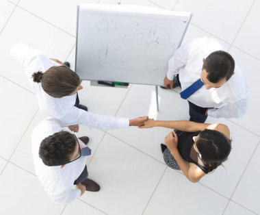 En baştan görüntüleyin. bir iş el sıkışma meslektaşlarının arka plan görüntüsü
