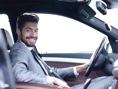 Arabasında sürücüleri koltukta yakışıklı işadamı