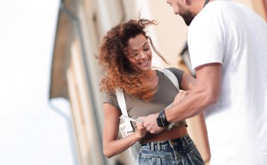 Kadın turist harita tutarak şehri keşfetmek