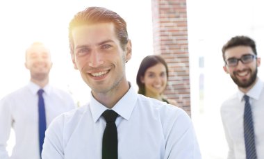 bir başarılı bir iş kişinin arka planda meslektaşlarının portre.