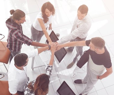 elleri ile başarılı takım togethe sıktı