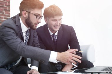 İki işadamı mali belgeleri tartışıyor