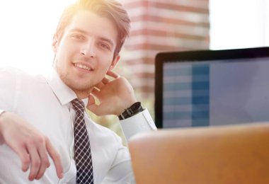 çalışan bir bilgisayar ekranı önünde oturan