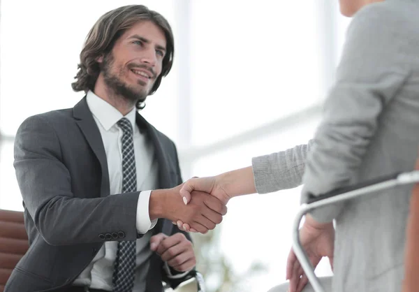 Empresarios estrechando la mano contra la habitación con grandes ventanales — Foto de Stock