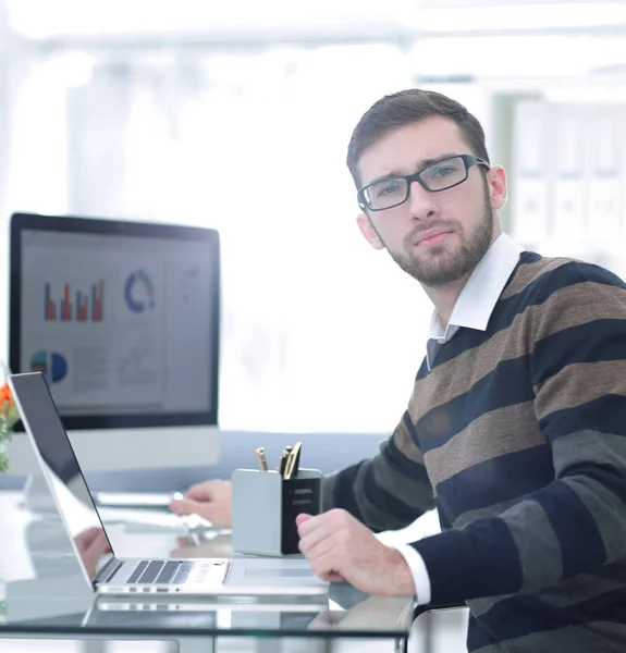 Businessman working with financial charts — Stock Photo, Image