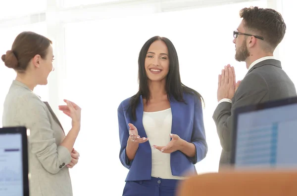 Vriendelijke bedrijf team met discussie in kantoorofiste tartışma dostu iş takım — Stockfoto