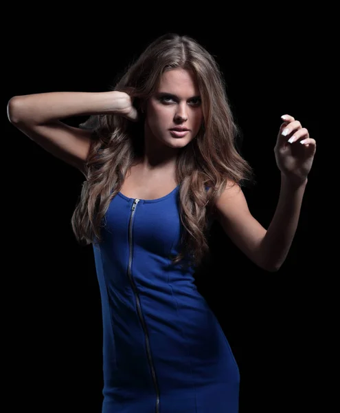 Hermosa mujer en un vestido azul posando sobre un fondo negro — Foto de Stock