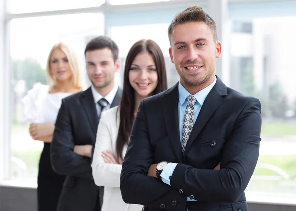 Närbild. ledaren står framför det business-teamet — Stockfoto