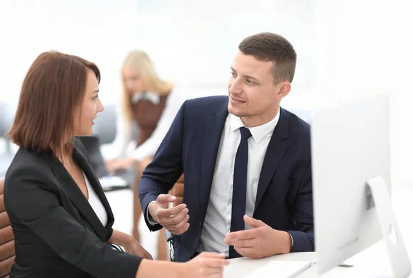 Employees discussing business issues in office — Stock Photo, Image
